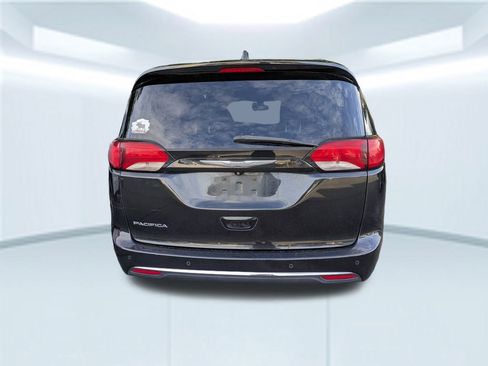 Used 2017 Chrysler Pacifica Touring-L image 4