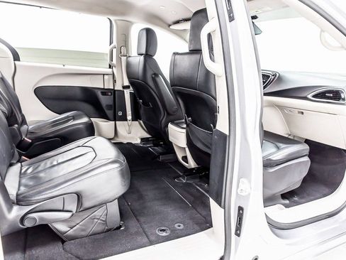 Used 2020 Chrysler Pacifica Touring-L image 34