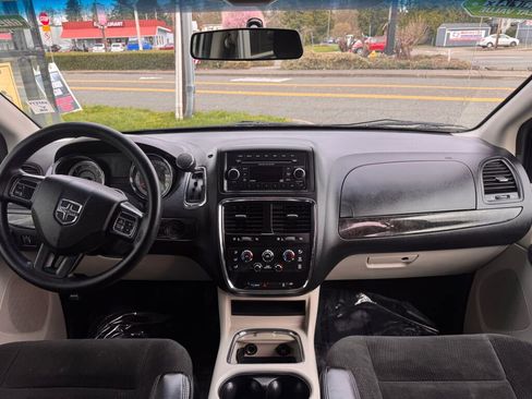 Used 2016 Dodge Grand Caravan SXT image 21