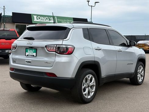 Used 2025 Jeep Compass Latitude AWD/4WD image 8