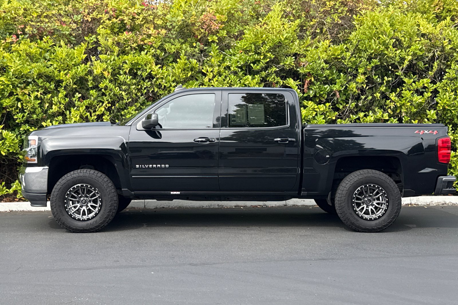 Used 2018 Chevrolet Silverado 1500 LT w/ LT Eassist Package AWD/4WD image 7