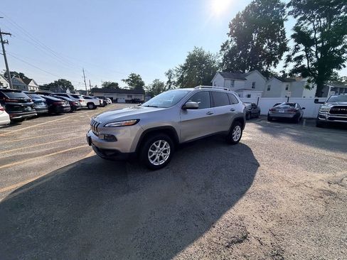Used 2016 Jeep Cherokee Latitude AWD/4WD image 32