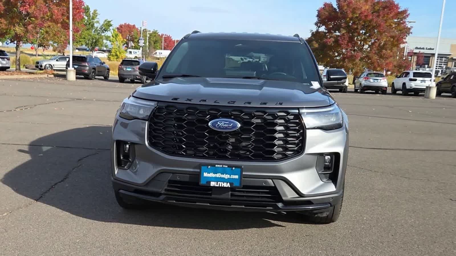 Used 2025 Ford Explorer ST-Line w/ ST-Line Street Pack AWD/4WD image 3