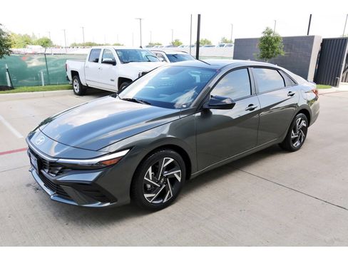 Certified 2025 Hyundai Elantra Sport FWD image 4