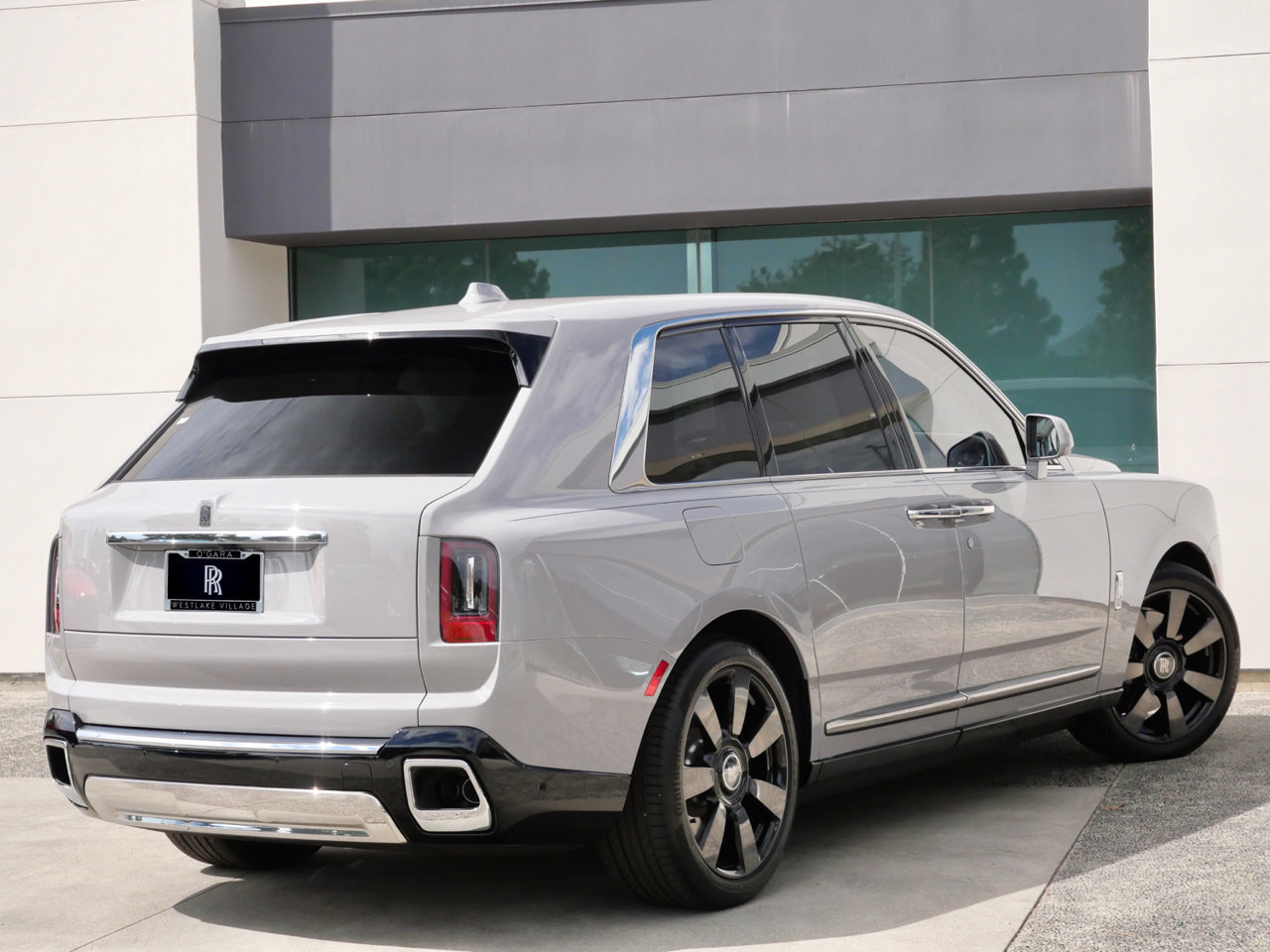 Used 2025 Rolls-Royce Cullinan AWD/4WD image 2