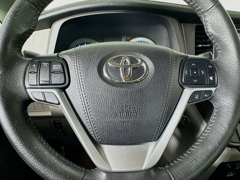 Used 2018 Toyota Sienna Limited FWD image 38
