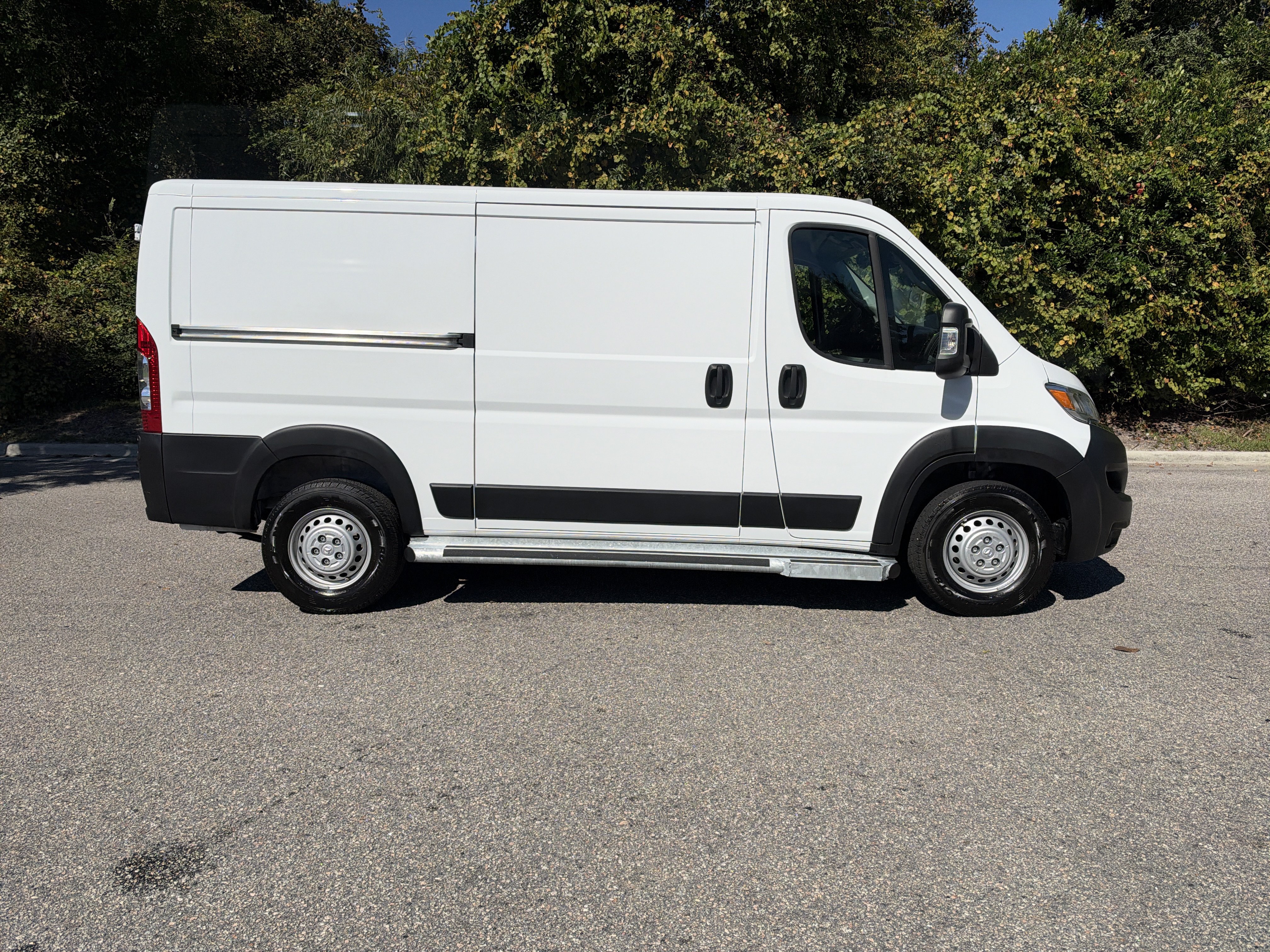 Used 2025 RAM ProMaster 2500 w/ U-Haul Equipment Group FWD image 10