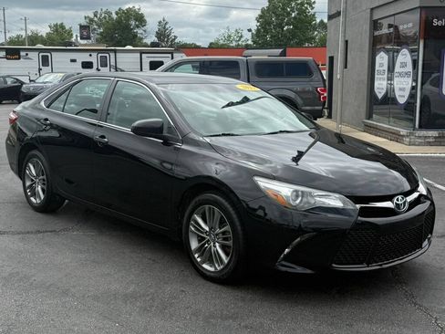 Used 2017 Toyota Camry SE FWD image 2