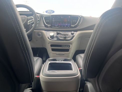 Used 2024 Chrysler Pacifica Touring-L FWD image 21