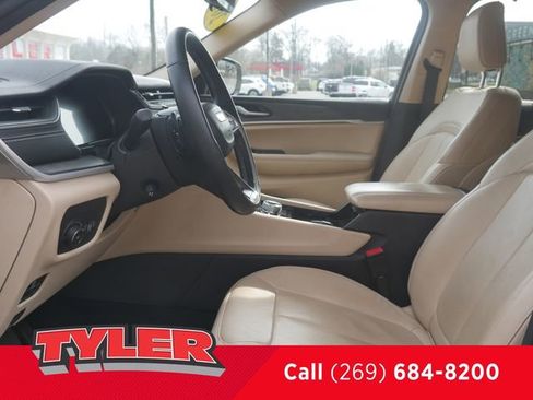 Certified 2022 Jeep Grand Cherokee Limited w/ Luxury Tech Group II AWD/4WD image 36