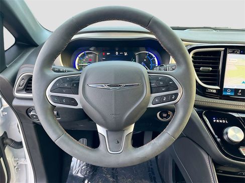 Certified 2024 Chrysler Pacifica Pinnacle image 11