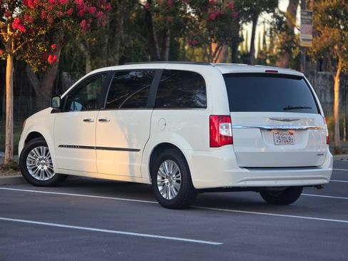 Used 2012 Chrysler Town & Country Limited w/ Luxury Group FWD image 10