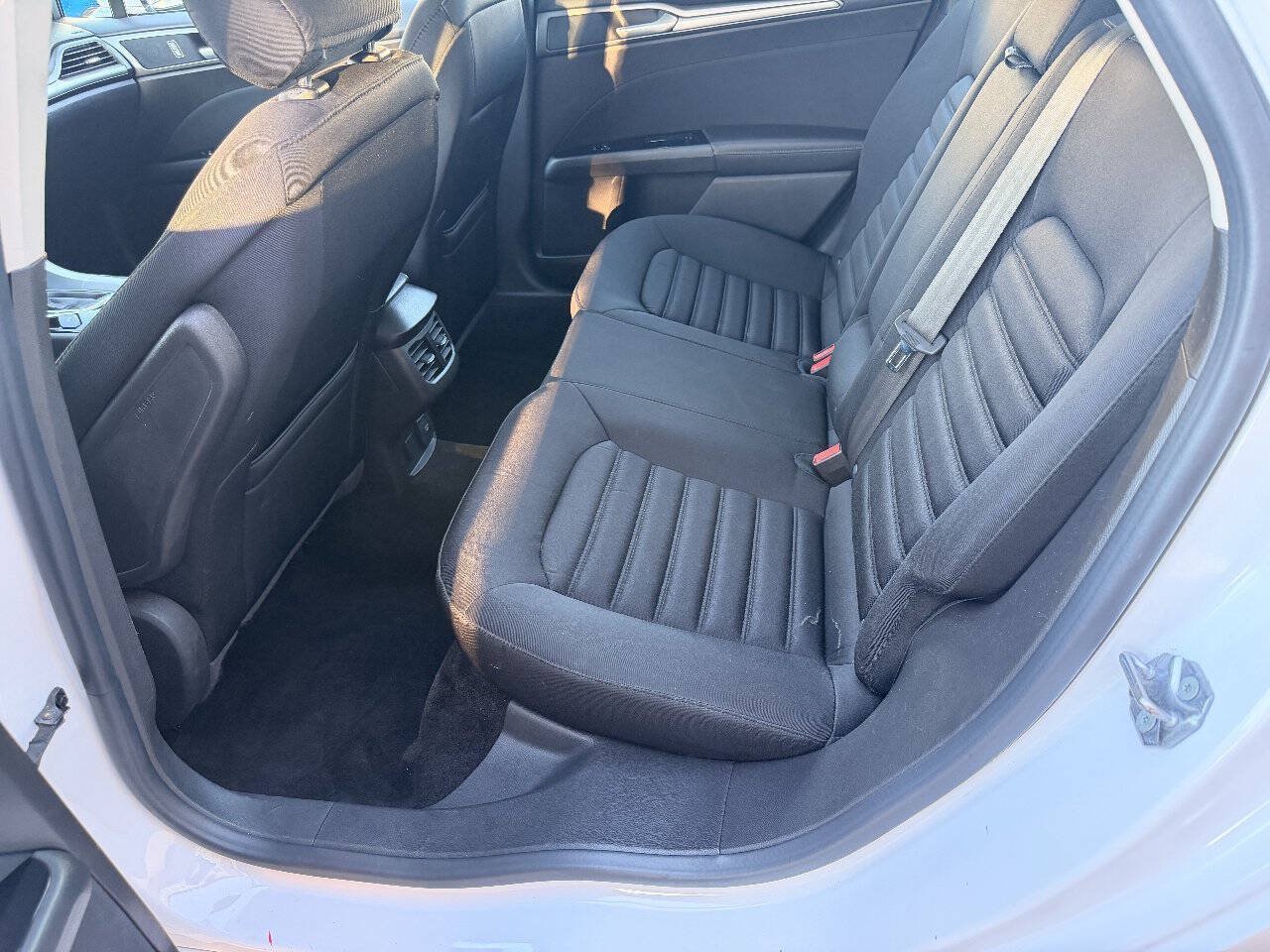 Used 2016 Ford Fusion SE FWD image 24