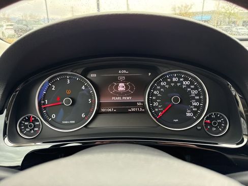 Used 2015 Volkswagen Touareg Sport image 15