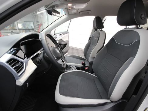 Used 2025 Volkswagen Taos SE AWD/4WD image 13