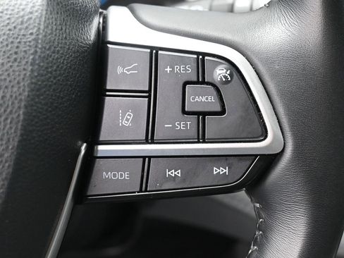 Used 2023 Toyota Highlander XLE image 18