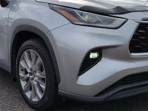 Used 2021 Toyota Highlander Limited image 11