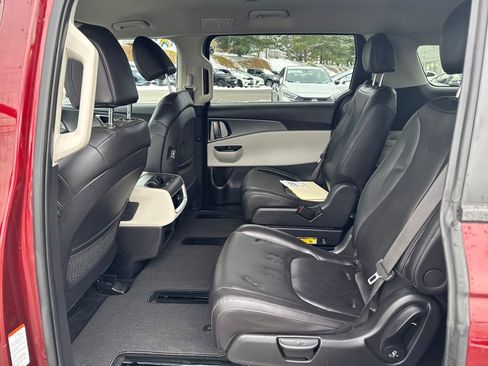 Used 2024 Kia Carnival LX image 24