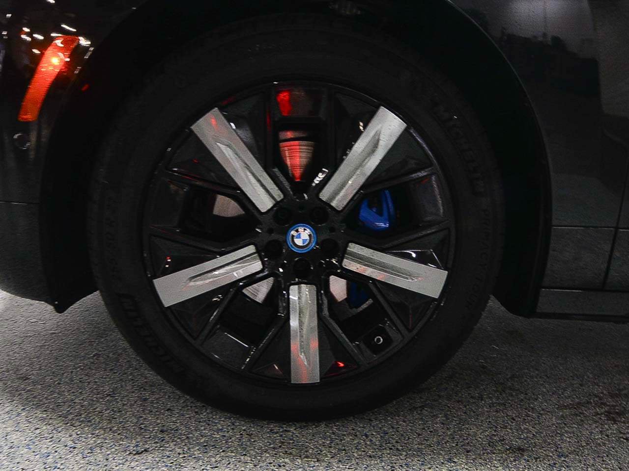 Used 2024 BMW iX xDrive50 w/ Premium Package AWD/4WD image 5