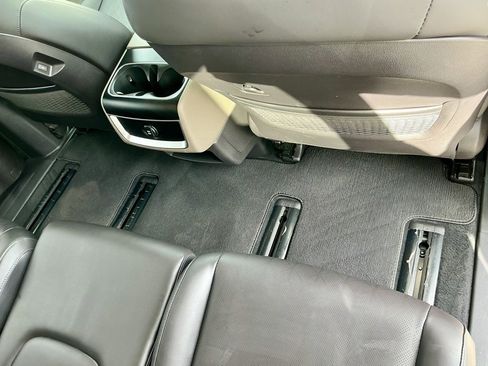 Used 2025 Kia Carnival EX image 26