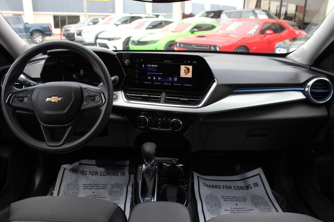 Used 2025 Chevrolet Trax LT FWD image 19