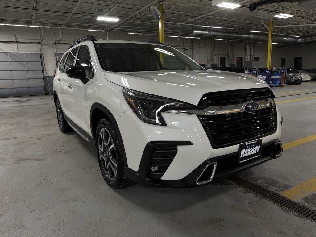 Used 2025 Subaru Ascent Touring AWD/4WD image 2