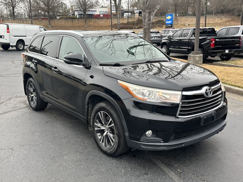Used 2016 Toyota Highlander XLE image 3