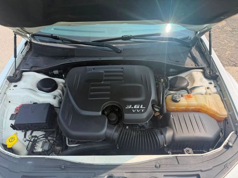 Used 2016 Chrysler 300 C RWD image 4