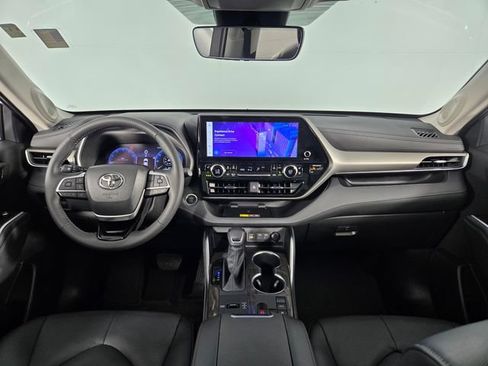 Used 2025 Toyota Highlander Limited FWD image 27