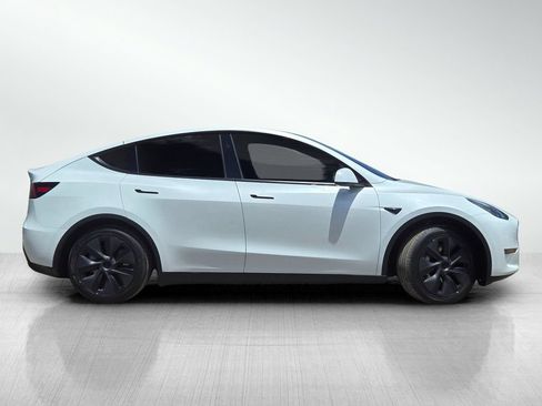 Used 2024 Tesla Model Y 2WD image 4