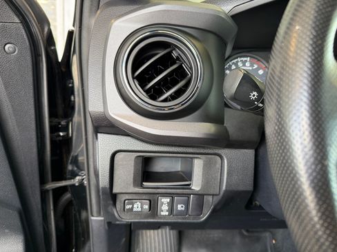 Used 2019 Toyota Tacoma TRD Sport AWD/4WD image 30