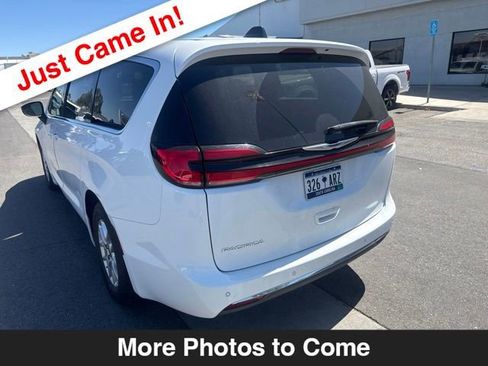 Used 2023 Chrysler Pacifica Touring-L FWD image 3