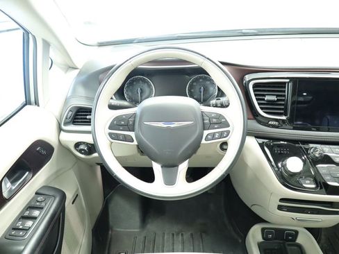 Used 2017 Chrysler Pacifica Limited FWD image 23