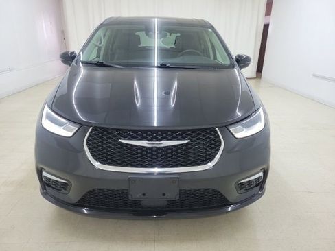 Used 2023 Chrysler Pacifica Touring-L image 2