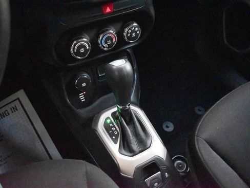 Used 2016 Jeep Renegade Latitude AWD/4WD image 12