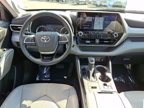 Used 2022 Toyota Highlander Platinum image 12