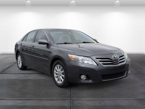 Used 2010 Toyota Camry LE image 2