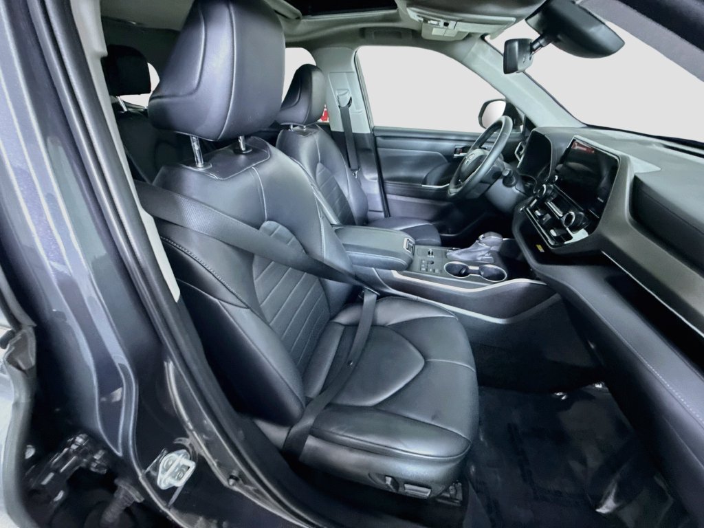 Used 2023 Toyota Highlander XLE FWD image 34