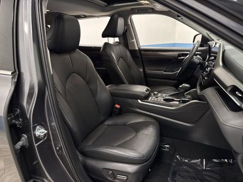 Used 2024 Toyota Highlander Limited image 30
