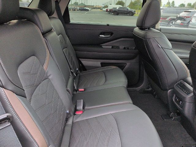 Used 2025 Nissan Pathfinder Platinum w/ Black Appearance Package AWD/4WD image 11