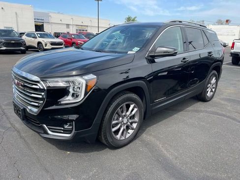 Used 2022 GMC Terrain SLT w/ LPO, Floor Liner Package AWD/4WD image 3