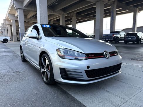 Used 2017 Volkswagen GTI SE image 3