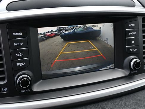 Used 2020 Kia Sorento LX FWD image 11
