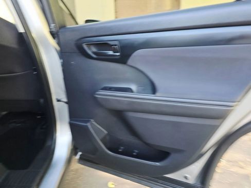 Used 2020 Toyota Highlander LE FWD image 29