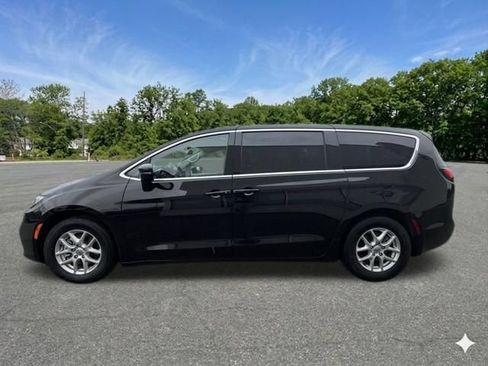 Used 2024 Chrysler Pacifica Touring-L FWD image 5