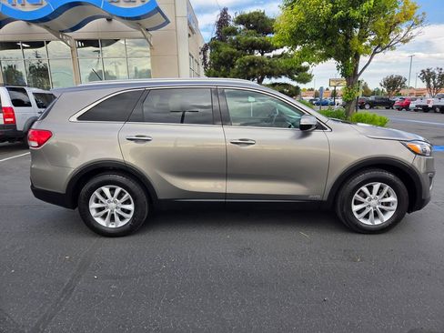 Used 2017 Kia Sorento AWD image 2