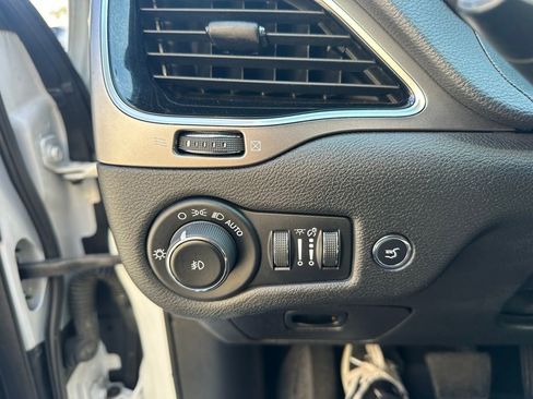 Used 2019 Jeep Cherokee Limited w/ Technology Group FWD image 26