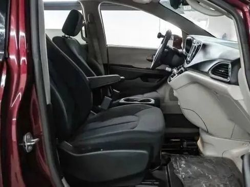 Used 2018 Chrysler Pacifica Touring Plus w/ Tire & Wheel Group FWD image 34