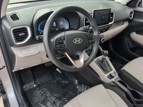 Used 2025 Hyundai Venue SEL FWD image 15
