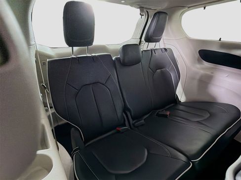 Used 2024 Chrysler Pacifica Limited image 28
